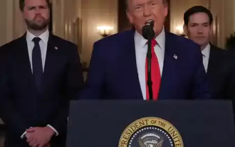 Donald Trump (primer plano) anunci� m�s temprano que EE.UU. atac� tres objetivos nucleares en Ir�n.