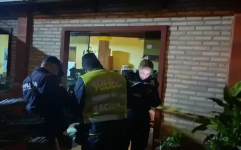 La mujer supuestamente fue hallada sin vida en el sanitario de la casa.