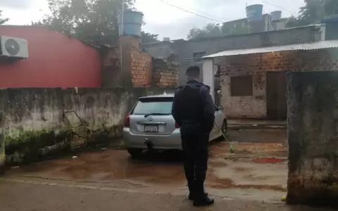 El agresor fue hasta su vivienda, regres� a bordo de una motocicleta, armado, y dispar� en tres ocasiones contra el joven.