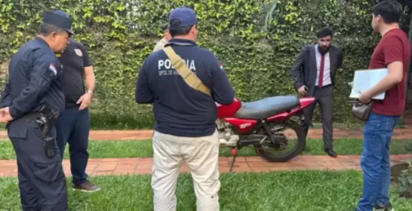 La motocicleta roja en la cual presuntamente fue vista por última vez la joven Fernanda Benítez, en compañía de su supuesto feminicida.