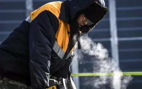 Instan a resguardar la salud y seguridad de los trabajadores que se desempe�an en condiciones clim�ticas adversas.