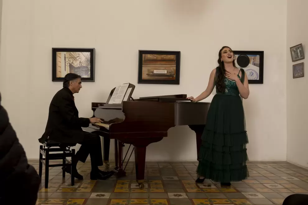 Alejandra Meza junto al pianista Alfredo Colm�n.