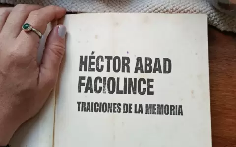 Portada de "Traiciones de la memoria" de H�ctor Abad Faciolince.