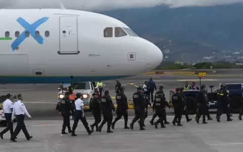 Personal de seguridad se acerca a un avi�n que transporta migrantes de Asia Central e India, deportados desde EE.�UU., en el Aeropuerto en San Jos�.