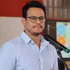 Nelson Mora niega responsabilidad directa y acusa al motociclista de intentar aprovecharse de su figura política