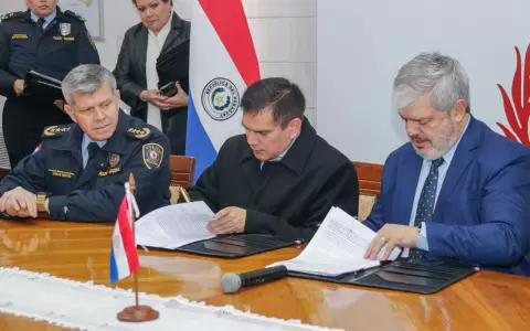 Firmaron el convenio el ministro del Interior, Enrique Riera; el comandante de la PN, Carlos Ben�tez; y el presidente del BNF, Manuel Ochipintti.