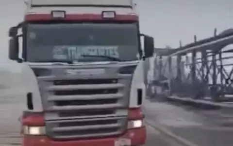 Camioneros paraguayos varados en zona con nieve.