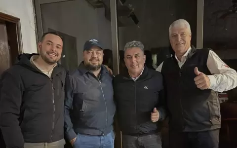 El senador Colym Soroka y Arnoldo Wiens.