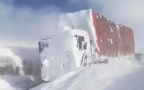 Varios camioneros quedaron atrapados por la acumulaci�n de nieve en la comuna de San Pedro de Atacama, Regi�n de Antofagasta, Chile.