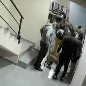 Bomberos salvan la vida a una bebé que se asfixiaba