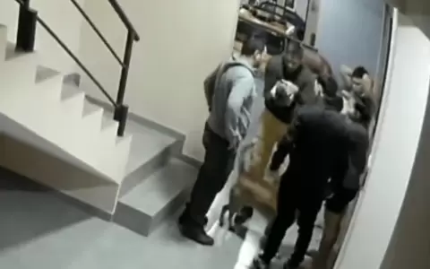 Momento en que los bomberos auxilian a la beba.
