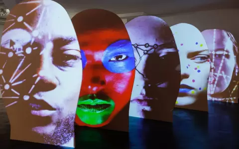 Tony Oursler, "Cabezas parlantes", 1993.
