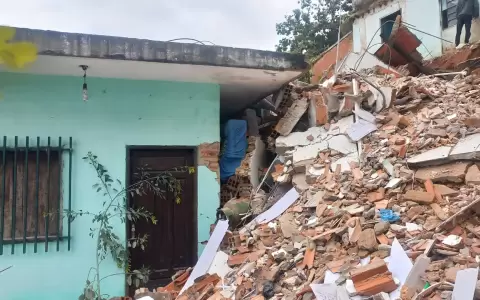 Un muro de contenci�n cay� sobre la vivienda de una familia, y enterr� otra cosa.
