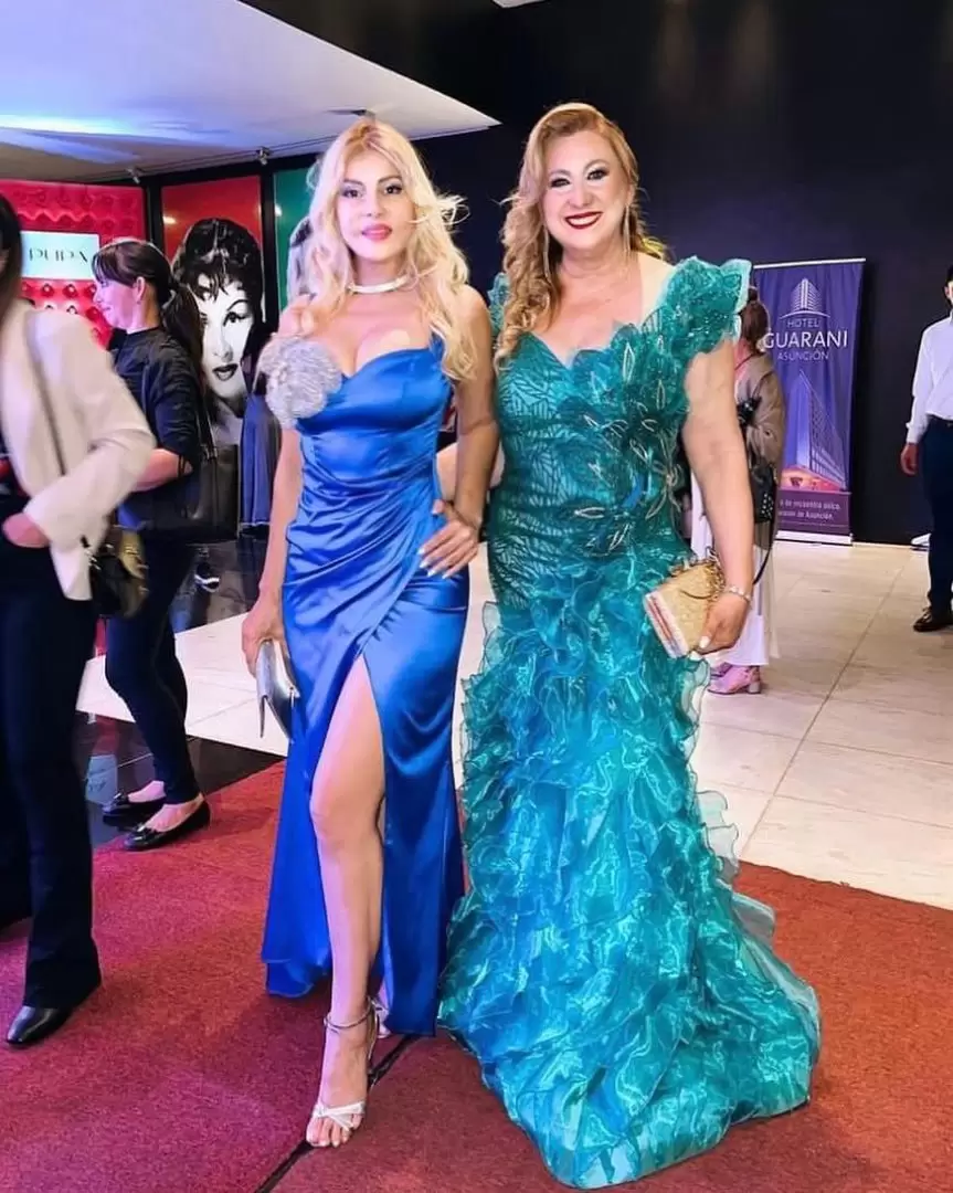 Exreina de belleza y periodista, Karina Cardozo y Graciela Venialgo. Foto: Gentileza.