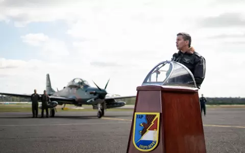 Santiago Pe�a recibiendo los aviones AT-29 Super Tucano.