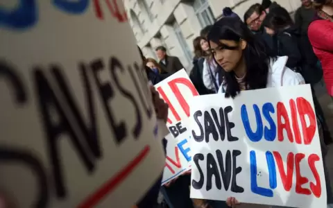 Manifestantes frente a la Agencia de Estados Unidos para el Desarrollo Internacional en Washington, DC, Estados Unidos.