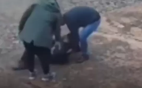Momento en que ayudaban al hombre mayor.