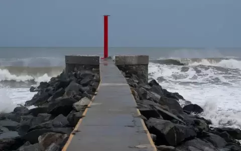 Las bandas externas de Flossie estaban provocando fuertes lluvias en las zonas costeras de los estados mexicanos de Michoac�n, Colima y Jalisco.
