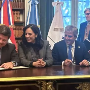 Paraguay y Argentina firman entendimiento para evaluar exportación de gas natural