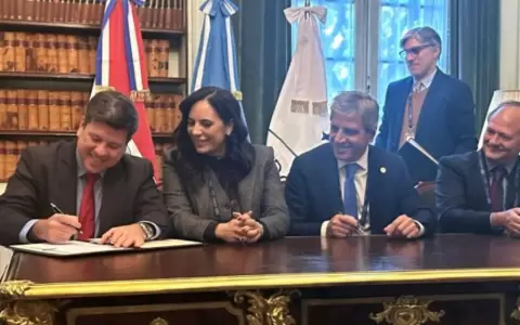 El MIC y el MOPC firmaron un Memorando de Entendimiento con el Ministerio de Econom�a de la Argentina.