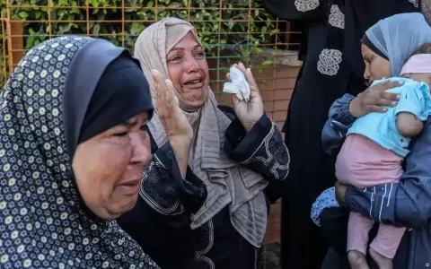 Familiares de palestinos que murieron en un ataque israel� lloran mientras los cad�veres son trasladados para su entierro en Jan Yunis, Gaza.