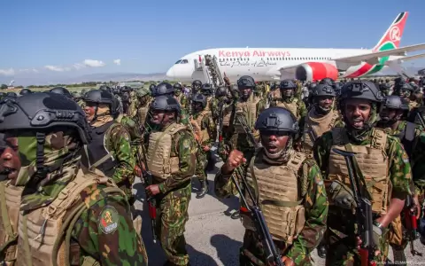 Un grupo de polic�as kenianos llega a Hait� para ayudar a las autoridades locales a combatir las bandas criminales.