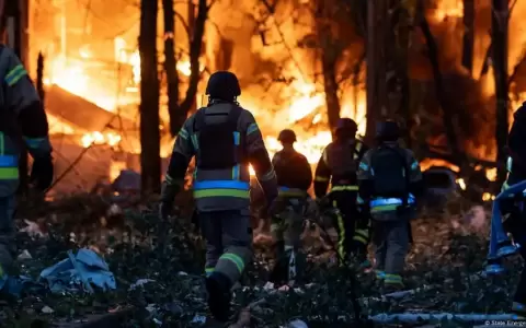 Bomberos trabajan en el control de un incendio causado por un ataque ruso en Kiev.