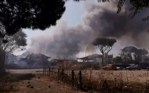 Una columna de humo se eleva tras la explosi�n de una gasolinera en las afueras de Roma.
