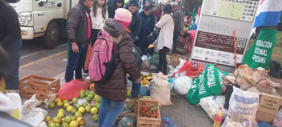 Varios productos que forman parte de la producci�n de los campesinos fueron entregados.