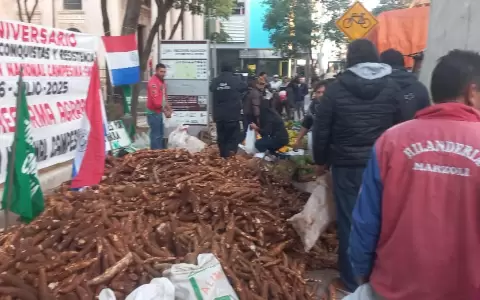 Los campesinos entregaron su producci�n a los m�s necesitados.