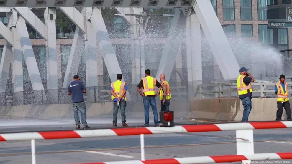 Trabajadores intentan enfriar y restaurar el Puente de la Tercera Avenida, en Nueva York, que qued� atascado por dilataciones en su infraestructura.