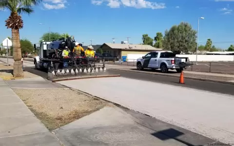 En Phoenix, Arizona, EE. UU., se coloca un "pavimento fresco" de color m�s claro para ayudar a combatir los impactos del calor.