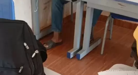 Con el intenso frío que golpeó a todo el país, un valiente alumnos de Villa Ygatimí fue a estudiar en zapatilla.