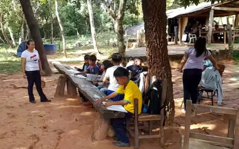 Alumnos de la Escuela B�sica N� 6509 Arroyo Ysau, ubicada en la comunidad ind�gena Itaguazu, estudiando de manera improvisada.
