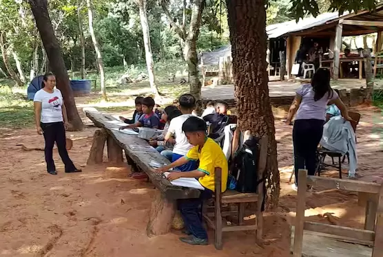 Alumnos de la Escuela Básica N° 6509 Arroyo Ysau, ubicada en la comunidad indígena Itaguazu, estudiando de manera improvisada.