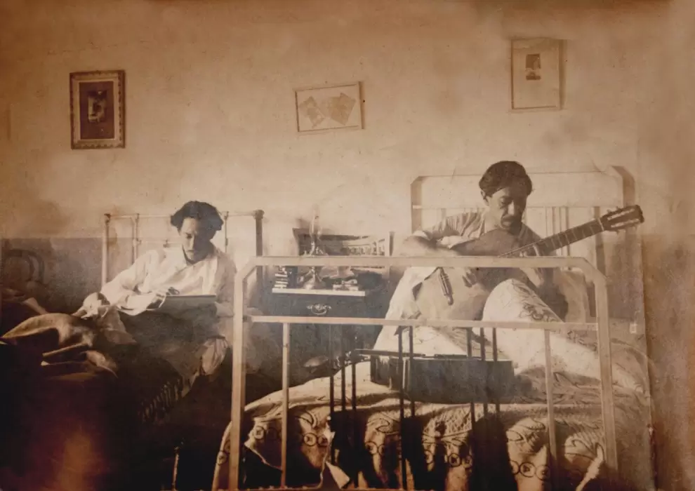 Francisco Mart�n Barrios, dedicado a la escritura, y Agust�n Barrios, con su guitarra, en Uruguay. Archivo