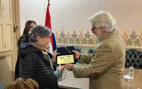 Entrega de una placa de reconocimiento a Mirta Roa a cargo de Anibal Saucedo, director del Cabildo.