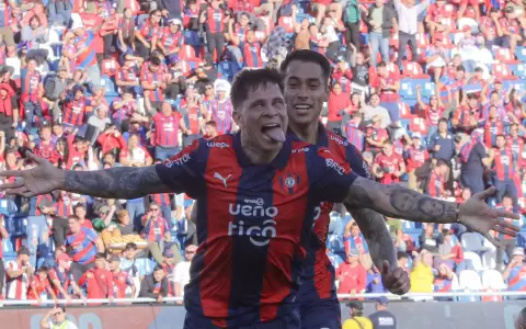 Cerro Porte�o gana en su debut