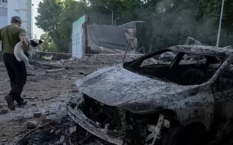 Un autom�vil destruido en una zona residencial de Kiev tras otro ataque ruso contra civiles en Ucrania.