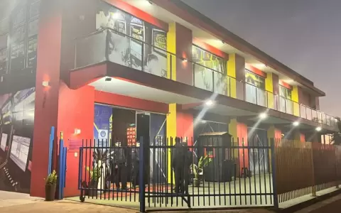 El casino asaltado es "Gran Emperador", ubicado en las calles Guyra Campana y San Jos�, en el km 6.5 del barrio San Isidro.