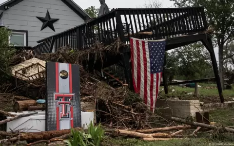 Casa da�ada con escombros esparcidos por el exterior se encuentra a orillas del r�o Guadalupe en Center Point, Texas, a causa de las inundaciones.