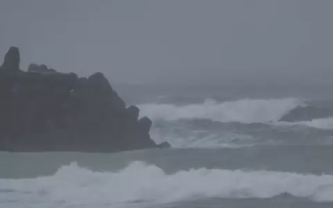 Taiw�n es azotado regularmente por tifones, pero por lo general tocan tierra en la monta�osa y escasamente poblada costa este, frente al Pac�fico.