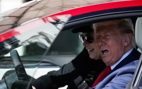 Donald Trump y Elon Musk r�en a bordo de un Tesla, propiedad del magnate sudafricano, antes de que se enemistaran.