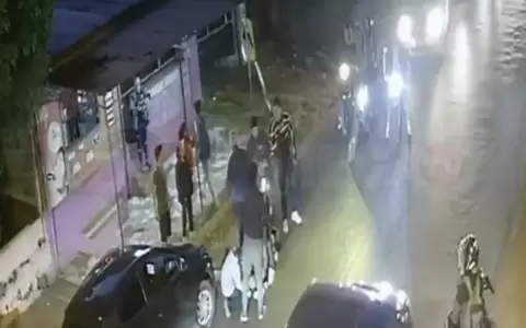 Momento en que vecinos asisten al joven que cay� inconsciente tras brutal golpiza.