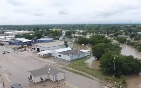 Una casa arrancada de sus cimientos por la repentina crecida del r�o Concho qued� varada en medio de una autopista en San Angelo, Texas.
