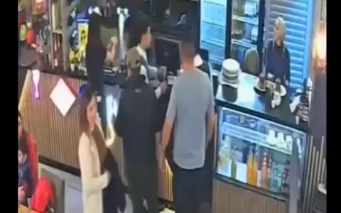 Momento en que el hombre manose� al trabajador.