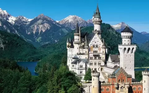 El castillo de Neuschwanstein, en Baviera, Alemania, a los pies de los Alpes, con un tel�n de fondo monta�oso. �Se convertir� en Patrimonio Mundial?