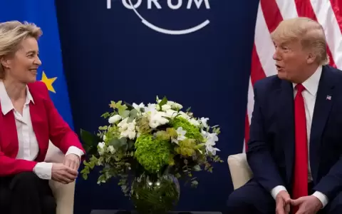 Ursula von der Leyen junto a Donald Trump.