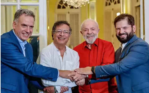 Yamand� Orsi, Gustavo Petro, Lula da Silva y Gabriel Boric.