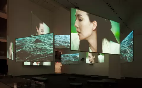 Isaac Julian, vista de la instalaci�n "Ten thousand waves", 2010.